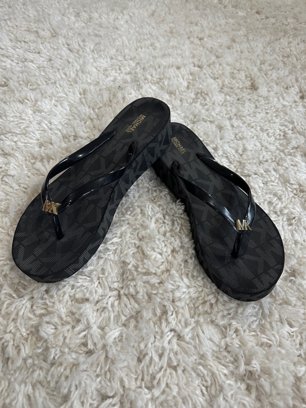 MICHAEL KORS Feminine Platform Flip Flop Sandals with Gold MK Accent Sz 10